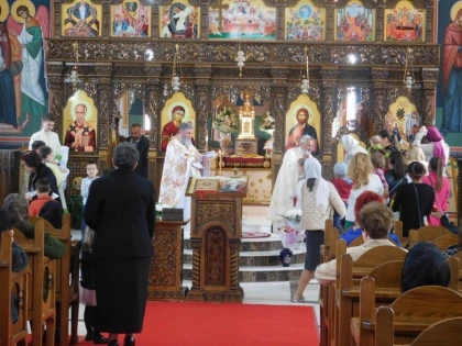 Cărți de colorat dăruite copiilor din Parohia Grădiște II, în Duminica Mironosițelor