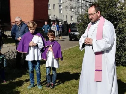 Cărți din seria „Harry Potter”, arse de un grup de preoți catolici