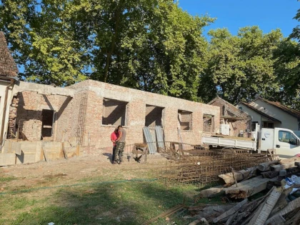 Casa Ceaiului, ultima clădire rămasă nerestaurată din Satul Regal Săvârşin, a intrat în reparaţii