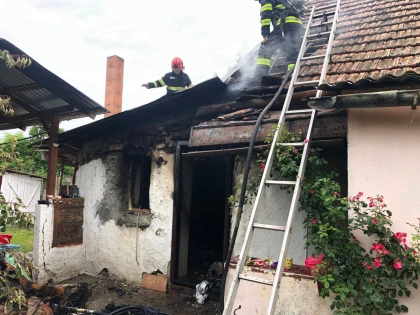 Casă din Curtici, cuprinsă de flăcări. Pompierii au intervenit prompt și au limitat pagubele