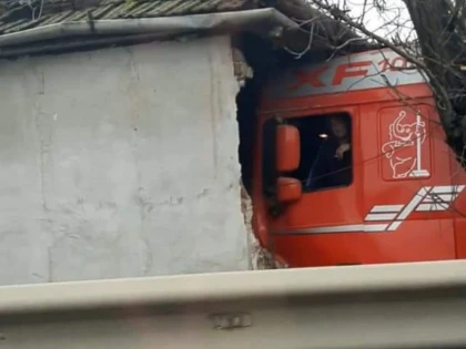 Casă distrusă a patra oară de un TIR, în Şimand