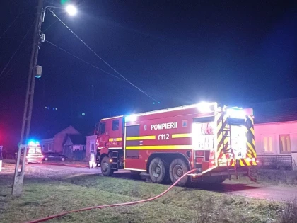 Casă incendiată în comuna Bata. Intervenția pompierilor a limitat pagubele