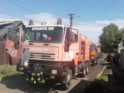 Casă mistuită de flăcări, pe strada Sever Bocu. Trei persoane, dintre care doi copii, au ajuns la spital