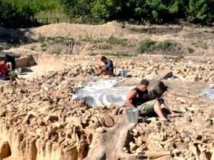 Casă străveche, construită din oase de mamut, descoperită în Rusia