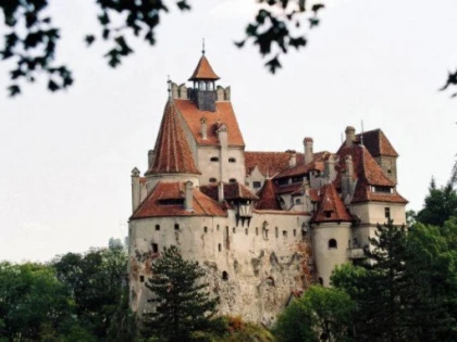 CASTELUL BRAN STINGE LUMINA PE 19 MARTIE