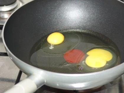 Cât de sănătoase sunt alimentele gătite în tigaia de teflon