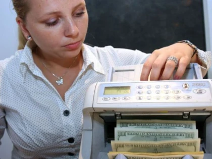 CATI BANI MAI TIN ROMANII IN BANCI