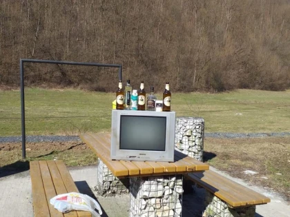 Câțiva petrecăreți le-au lăsat un cadou mai special drumarilor din Hunedoara