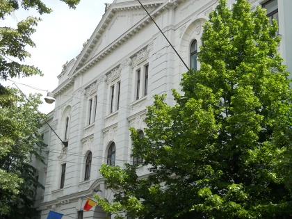Ce se află dincolo de ușile Bibliotecii Județene? Arad Free Tours propune o vizită altfel