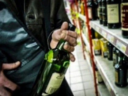 CE SE MAI FURA LA ARAD: STICLE DE WHISKY SI GEACA DE PE MANECHINUL DIN VITRINA