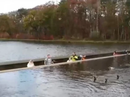 Cea mai spectaculoasă alee se află în Belgia și trece prin mijlocul unui lac