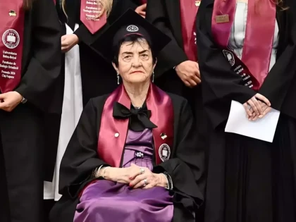 Cea mai vârstnică studentă din România a absolvit facultatea la 90 de ani: „Mai bine mai târziu decât niciodată”