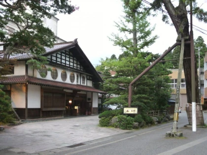 CEA MAI VECHE INTREPRINDERE DE PE GLOB, UN HOTEL JAPONEZ VECHI DE 1400 DE ANI