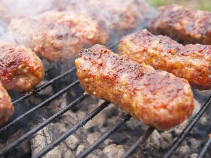 Cea mai veche și cea mai bună rețetă de mici. Trebuie s-o încerci!