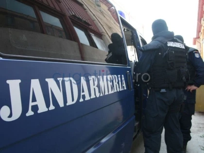CEARTA DINTRE TREI BARBATI A FOST INTRERUPTA DE INTERVENTIA JANDARMILOR