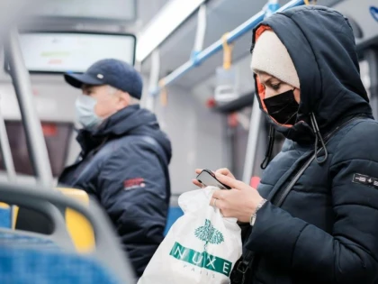 Cei care poartă măști în transportul public din Viena, sancţionaţi cu 150 de euro