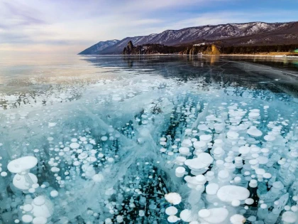 Cel mai adânc lac cu apă dulce din lume a înghețat complet