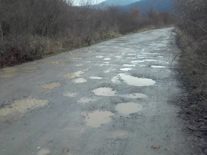 Cel mai prost drum judeţean din Arad. „În campanie, cei de la PNL au promis asfalt”