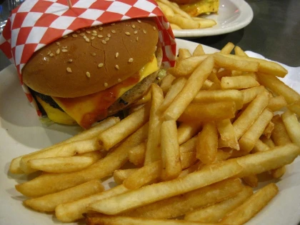 Cel mai scump hamburger din lume costă peste 9.000 de euro