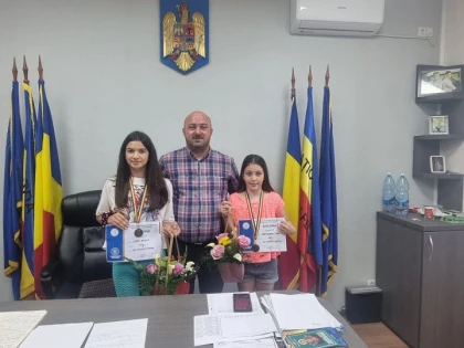 Cele două judoka medaliate ale Felnacului au fost premiate în biroul primarului