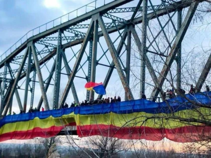 Cele două maluri ale Prutului, unite de tricolorul românesc