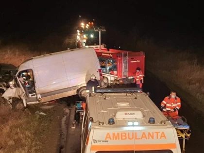Cele trei victime ale accidentului de aseară au scăpat cu viaţă datorită intervenţiei pompierilor