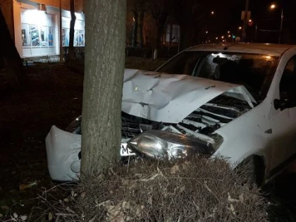 Cercetat penal, după ce s-a lovit de un... pom