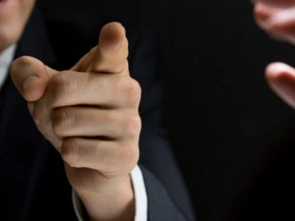 Cercetat penal, după ce și-a amenințat soția