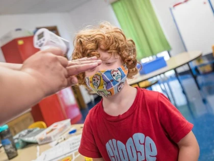 Certificatul verde COVID, obligatoriu pentru copiii de peste 6 ani pentru a intra la restaurant, la piscină sau la spectacole