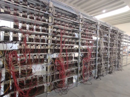 Cetățean danez, arestat după ce a folosit o hală în Arad pentru a comite ilegalități în domeniul cripto-monedei Bitcoin