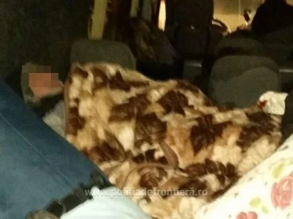 Cetăţean român ascuns într-un microbuz pentru a ieşi ilegal din ţară, depistat la frontieră