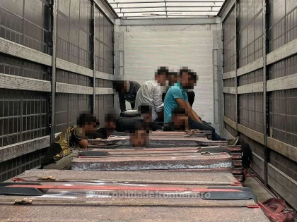 Cetăţeni din Pakistan şi Afganistan, depistați ascunși în două TIR-uri, la Nădlac II