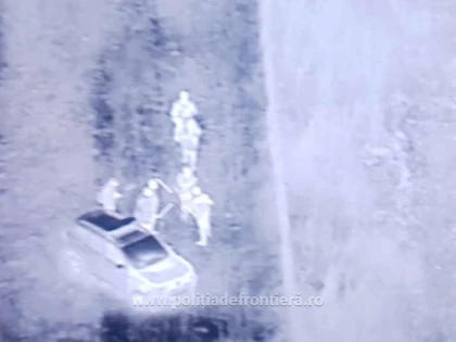 Cetățeni străini opriţi la frontiera cu Ungaria. Şaisprezece dintre ei au fost depistaţi cu drona, la frontiera verde