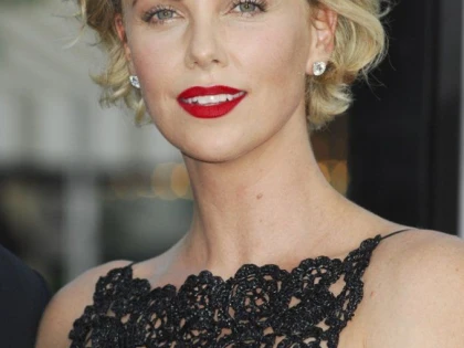CHARLIZE THERON, PREGATITA SA DEVINA MAMICA! UITE CE SPUNE ACTRITA