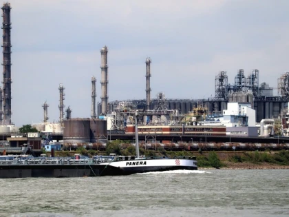 China construieşte mega-rafinării deşi cererea de combustibili scade