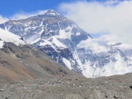 China își închide tabăra de la baza vârfului Everest