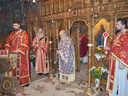 Chiriarhul arădean a săvârșit Sfânta Liturghie la Mănăstirea Hodoș-Bodrog