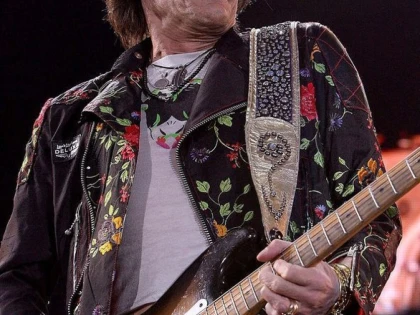 CHITARISTUL RONNIE WOOD, TATĂ LA 68 DE ANI