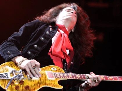 Chitaristul trupei Aerosmith, spitalizat de urgenţă după ce s-a prăbuşit la un concert