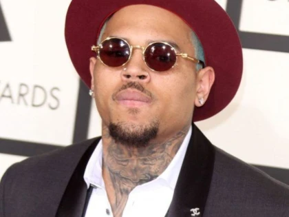 CHRIS BROWN SE ZGARCESTE CU PROPRIUL COPIL!