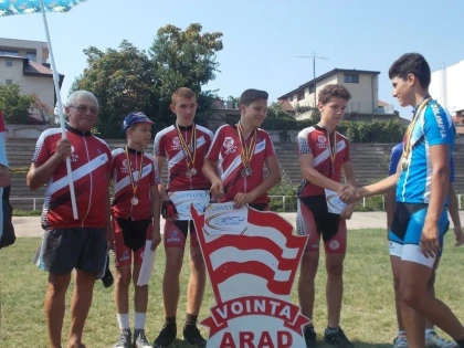 CICLISTII DE LA VOINTA ARAD AU CUCERIT MEDALII NATIONALE PE VELODROM