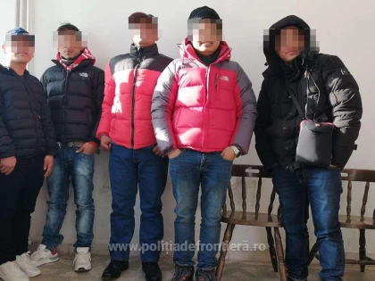 Cinci cetăţeni din Nepal cu vize false, depistaţi la P.T.F. Nădlac II