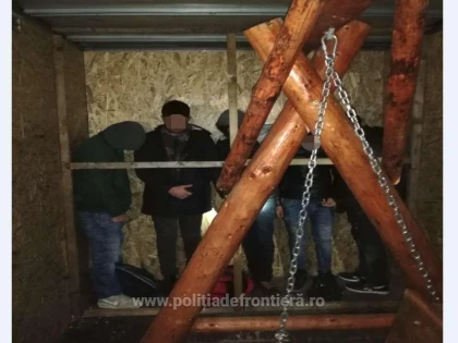 Cinci cetăţeni turci ascunși într-o autoutilitară, descoperiţi la P.T.F. Turnu
