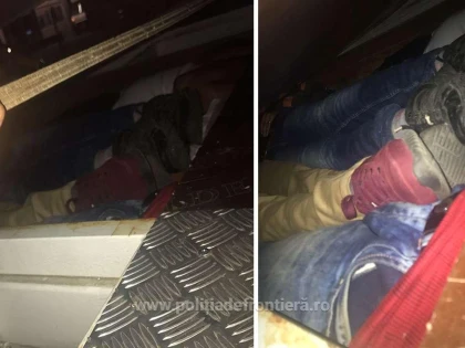 Cinci irakieni ascunși în podeaua falsă a unei platforme auto, prinși la frontieră
