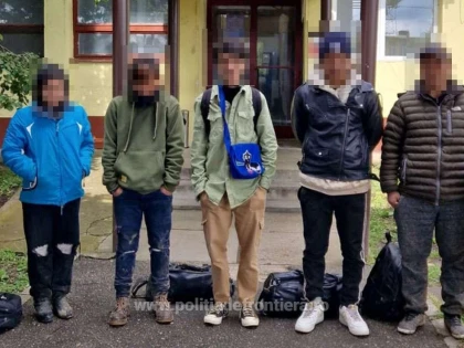 Cinci nepalezi au încercat să treacă frontiera prin Vărșand, ascunși într-un TIR cu pal