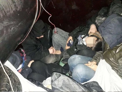 Cinci persoane ascunse printre bagaje într-o remorcă, descoperite la Nădlac