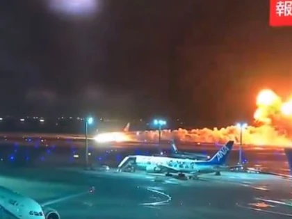 Cinci persoane au murit în Japonia după ce un avion de pasageri s-a ciocnit cu o aeronavă a Pazei de Coastă