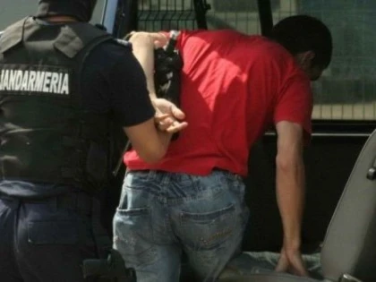 Cinci rromi au tâlhărit un bărbat în centrul Aradului. I-au furat și adidașii din picioare