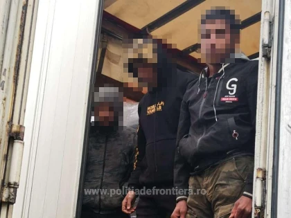 Cinci tineri din Afganistan, depistați ascunşi în două TIR-uri la PTF Nădlac II şi PTF Vărşand