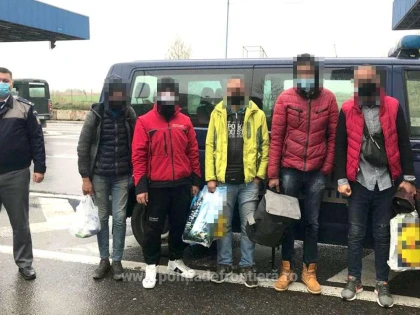 Cinci tineri din Maroc şi Algeria care intenţionau să treacă ilegal frontiera în Ungaria pe jos, prinși la Nădlac